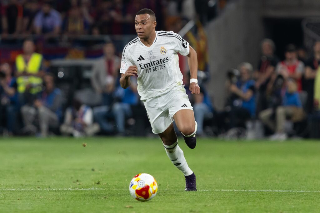 Vinícius and Mbappé Inspire Real Madrid to 4-1 Victory Over Levante